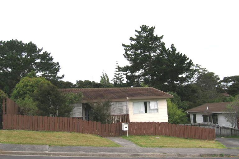 Photo of property in 1/8 Thistledew Place, Bayview, Auckland, 0629