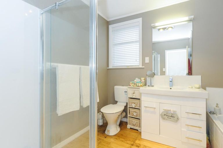 Photo of property in 18 Awarangi Rise, Oratia, Auckland, 0604