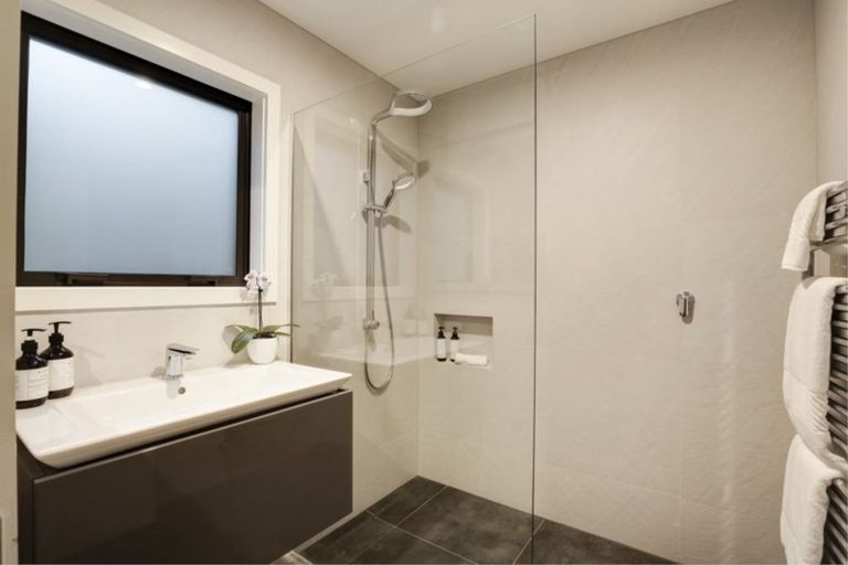 Photo of property in 34 Cedar Drive, Kelvin Heights, Queenstown, 9300