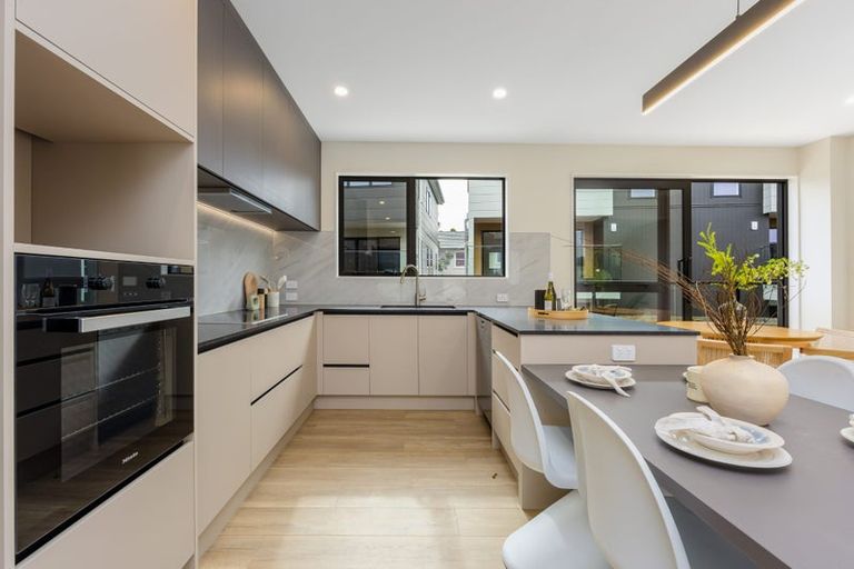 Photo of property in 9c Catalina Crescent, Forrest Hill, Auckland, 0620