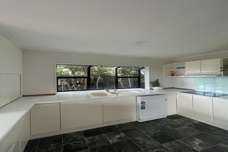 Photo of property in 2/16 Kiteroa Terrace, Rothesay Bay, Auckland, 0630