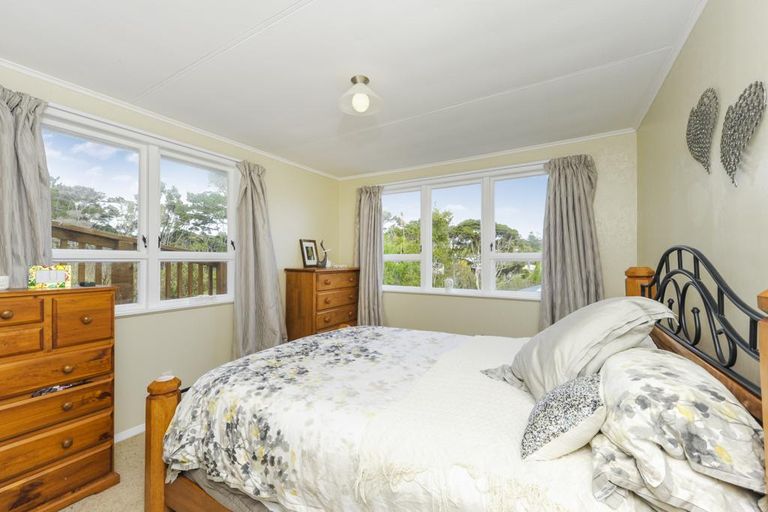 Photo of property in 18 Awarangi Rise, Oratia, Auckland, 0604