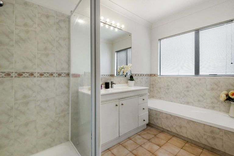 Photo of property in 2/8 Bundoran Way, Pinehill, Auckland, 0632