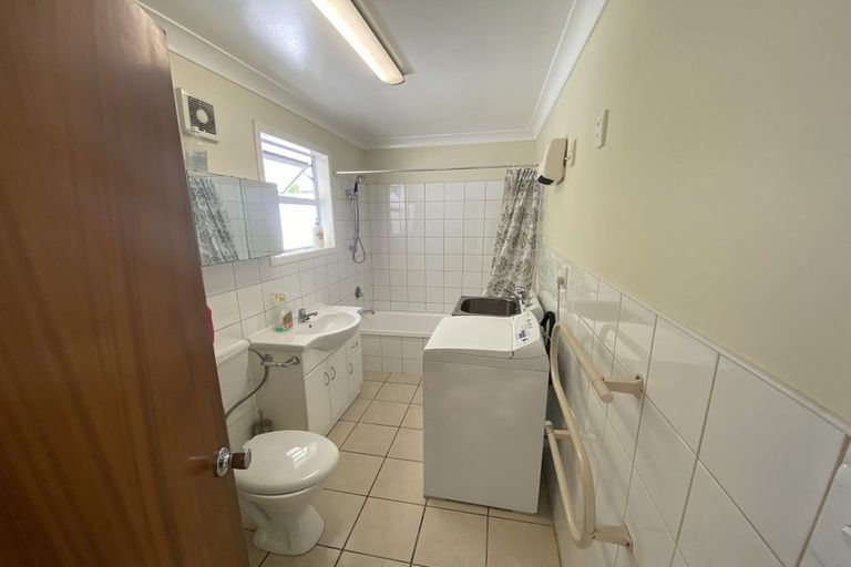 Photo of property in 2/78 Newlands Road, Newlands, Wellington, 6037