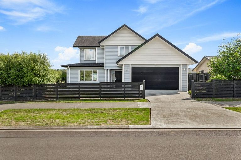 Photo of property in 17 Walter Ruddock Avenue, Kumeu, 0810