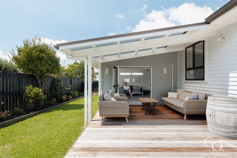 Photo of property in 22 Queen Road, Bellevue, Tauranga, 3110