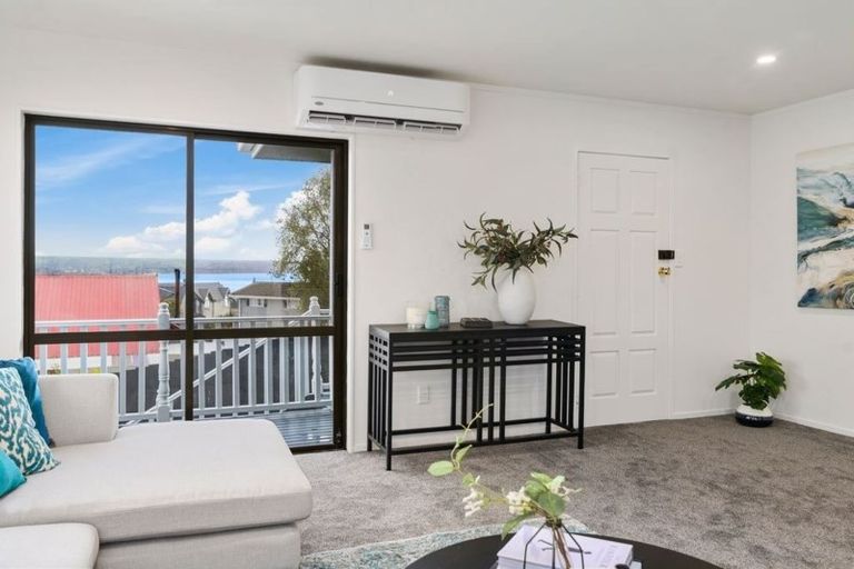 Photo of property in 8 Leo Place, Kawaha Point, Rotorua, 3010