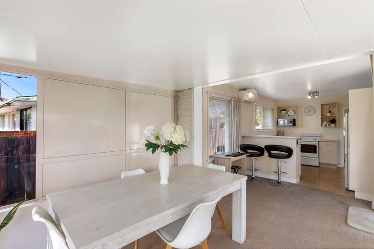 Photo of property in 77 Farquhars Road, Redwood, Christchurch, 8051