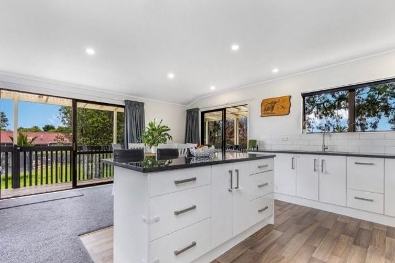 Photo of property in 2/187 Carnoustie Drive, Wattle Downs, Auckland, 2103