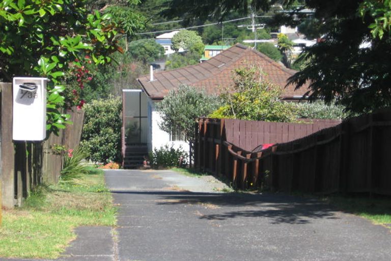 Photo of property in 2/33 Woodcote Drive, Glenfield, Auckland, 0629