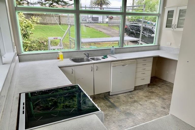 Photo of property in 98 Awaroa Road, Sunnyvale, Auckland, 0612