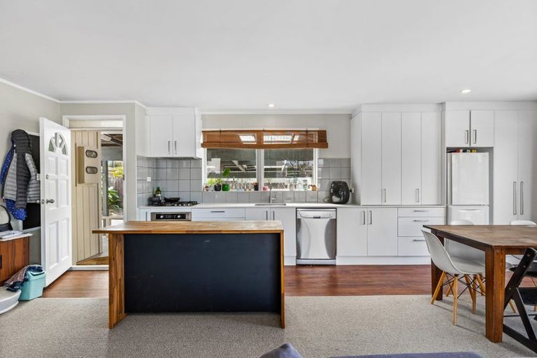 Photo of property in 83 Sunnyvale Road, Massey, Auckland, 0614