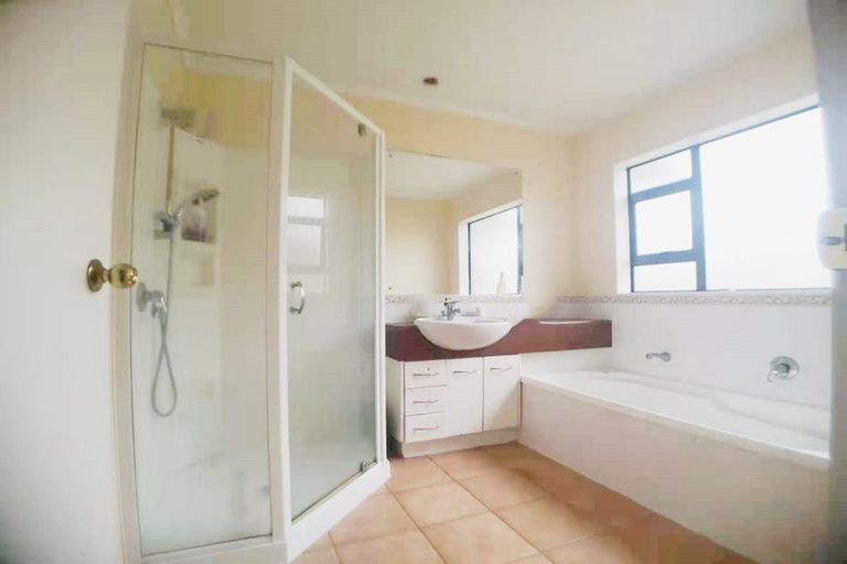 Photo of property in 11 Carlingford Drive, East Tamaki, Auckland, 2016