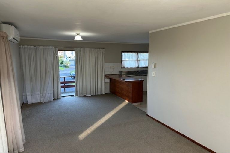 Photo of property in 3 Manhattan Heights, Glendene, Auckland, 0602