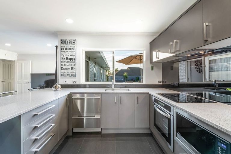 Photo of property in 6 John Brooke Crescent, East Tamaki Heights, Auckland, 2016