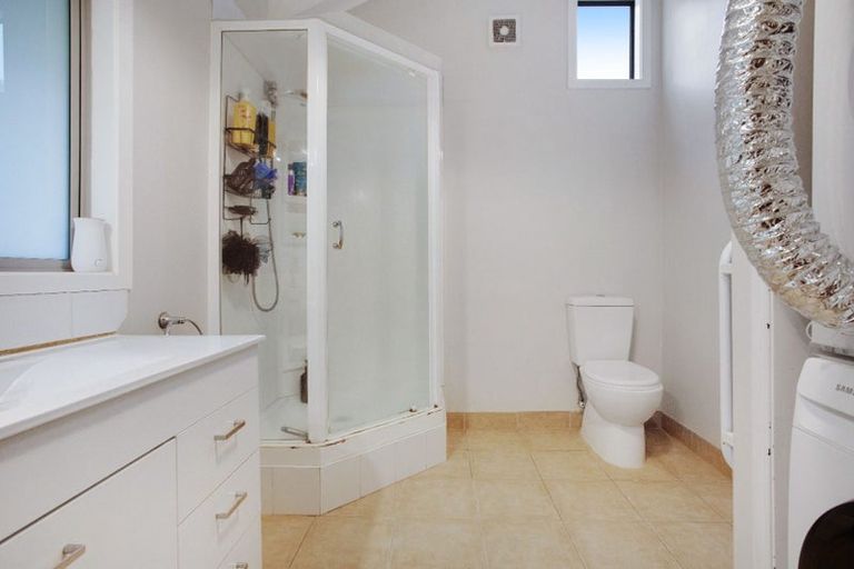 Photo of property in 2/11 Limmer Place, Browns Bay, Auckland, 0632