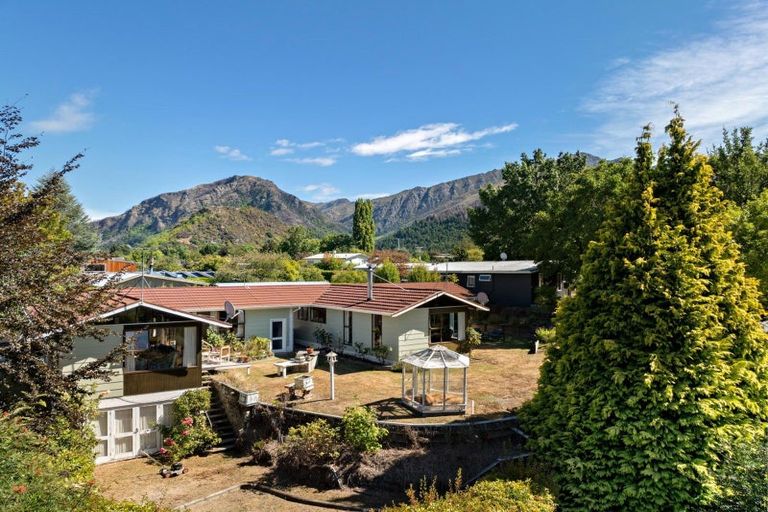 Photo of property in 16 Argyle Place, Arrowtown, 9302