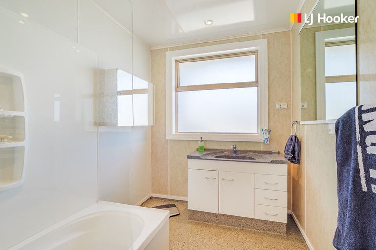 Photo of property in 31 Waldron Crescent, Green Island, Dunedin, 9018