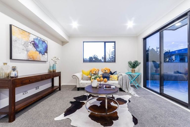 Photo of property in 27a Royal View Road, Te Atatu South, Auckland, 0610