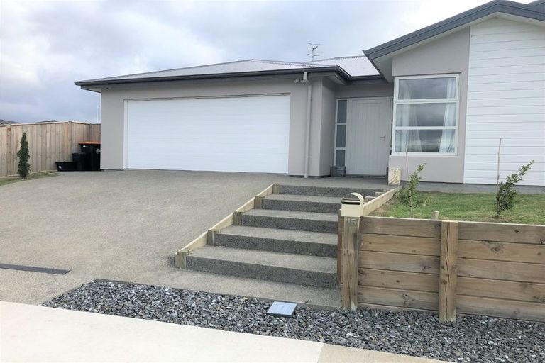 Photo of property in 15 Coutts Way, Fitzherbert, Palmerston North, 4410
