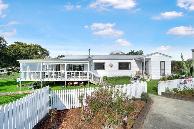 Photo of property in 182 Boord Crescent, Kumeu, 0891