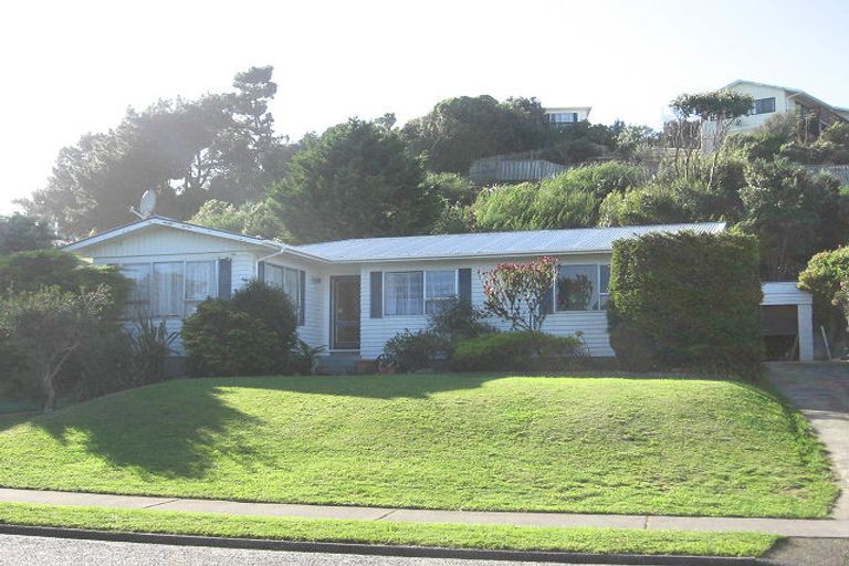 Photo of property in 42 Gloaming Hill, Titahi Bay, Porirua, 5022