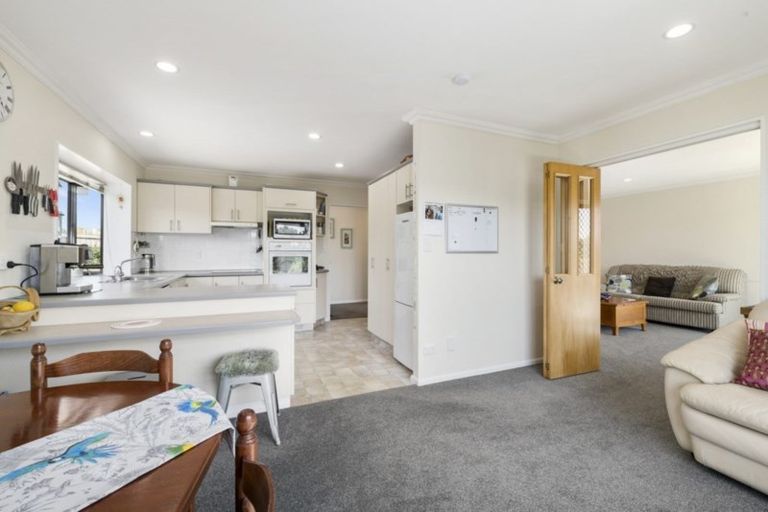 Photo of property in 11 Greenwood Place, Fitzherbert, Palmerston North, 4410