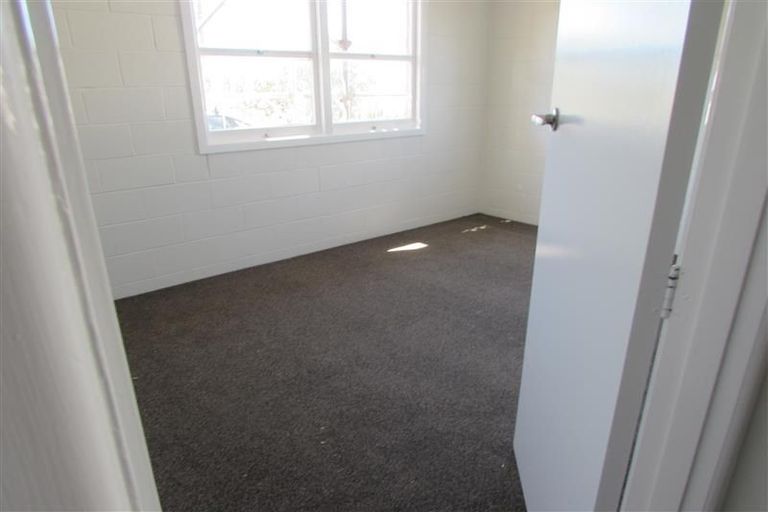 Photo of property in 98 Tirimoana Road, Te Atatu South, Auckland, 0602