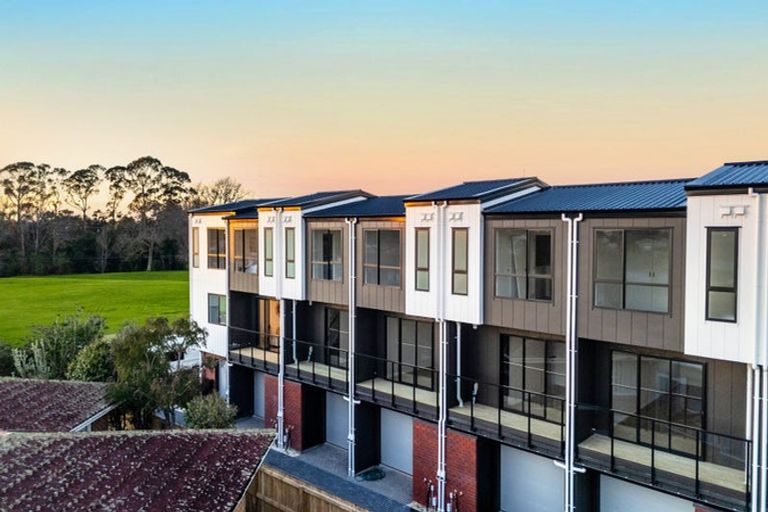 Photo of property in 2/32 Tiraumea Drive, Pakuranga, Auckland, 2010