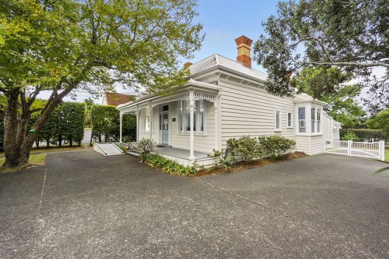 Photo of property in 235 Onewa Road, Birkenhead, Auckland, 0626