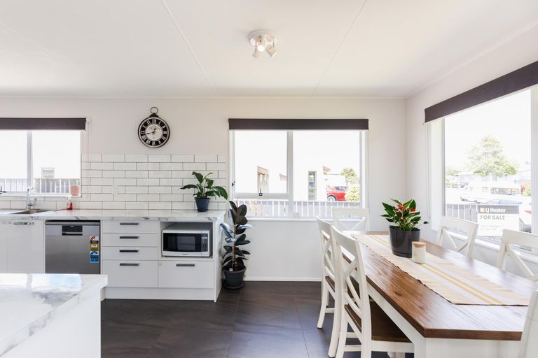 Photo of property in 3 Forbes Place, Kelvin Grove, Palmerston North, 4414