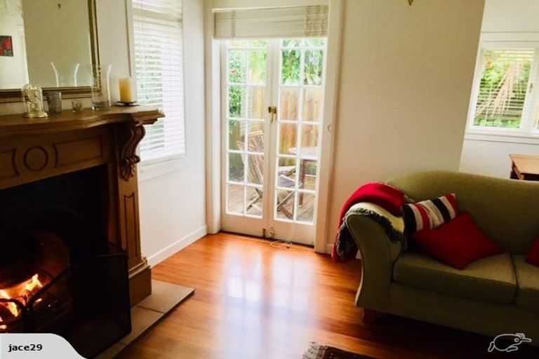 Photo of property in 10 Faulkner Road, Northcote Point, Auckland, 0627