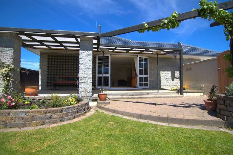 Photo of property in 16 Wychwood Crescent, Bishopdale, Christchurch, 8053