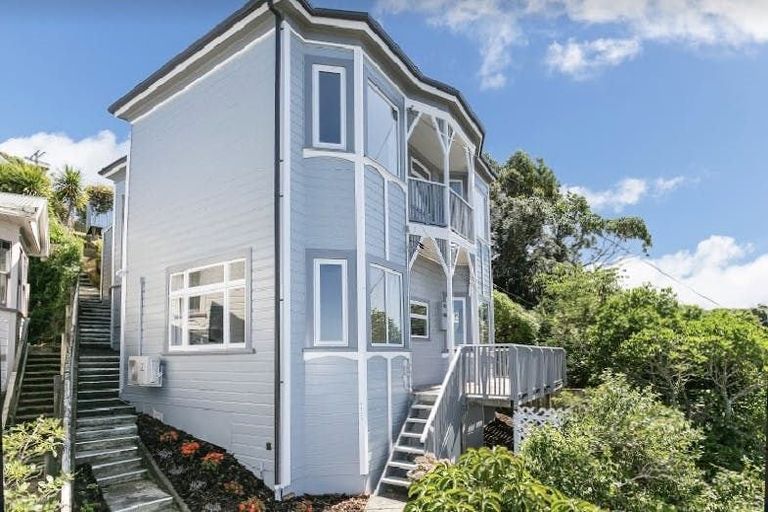 Photo of property in 112 Kelburn Parade, Kelburn, Wellington, 6012