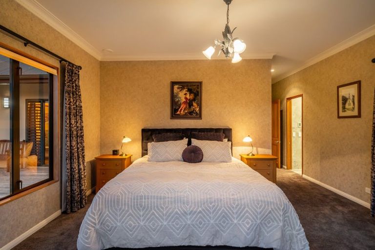 Photo of property in 32 Paekakariki Hill Road, Pauatahanui, Porirua, 5381