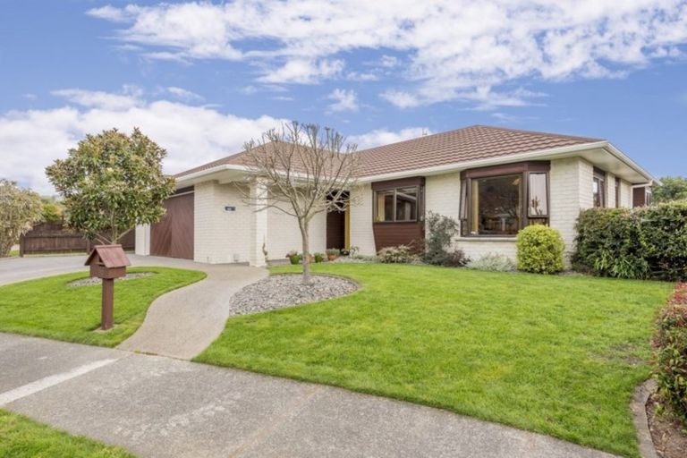 Photo of property in 8 Runanga Grove, Waikanae, 5036