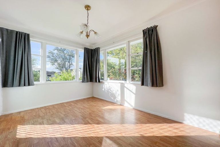 Photo of property in 8 Sherwood Avenue, Te Atatu South, Auckland, 0610