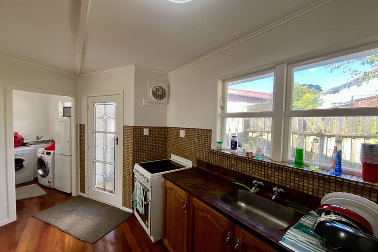 Photo of property in 28 Batchelor Street, Newlands, Wellington, 6037