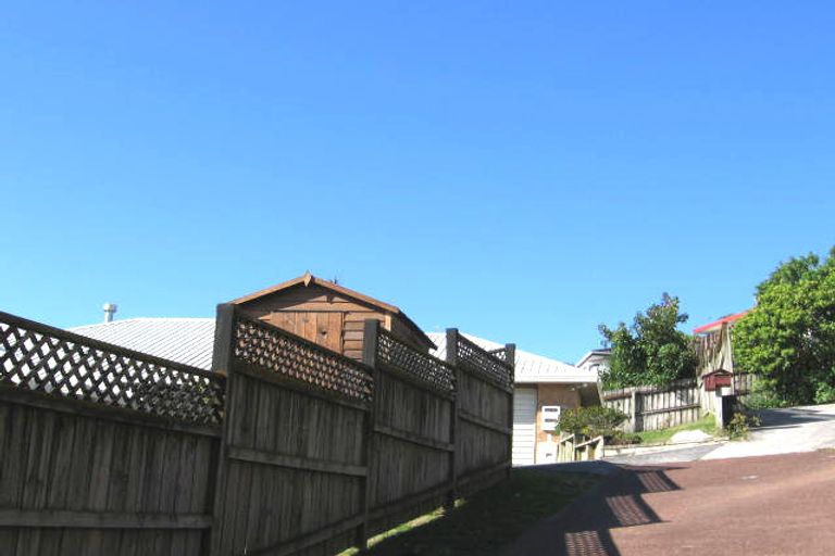 Photo of property in 23 Tyrico Close, Unsworth Heights, Auckland, 0632