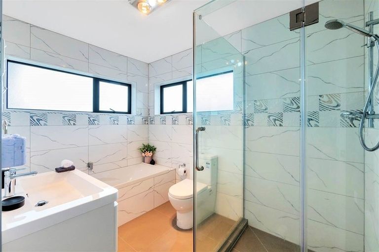 Photo of property in 12 San Casello Rise, Henderson, Auckland, 0612