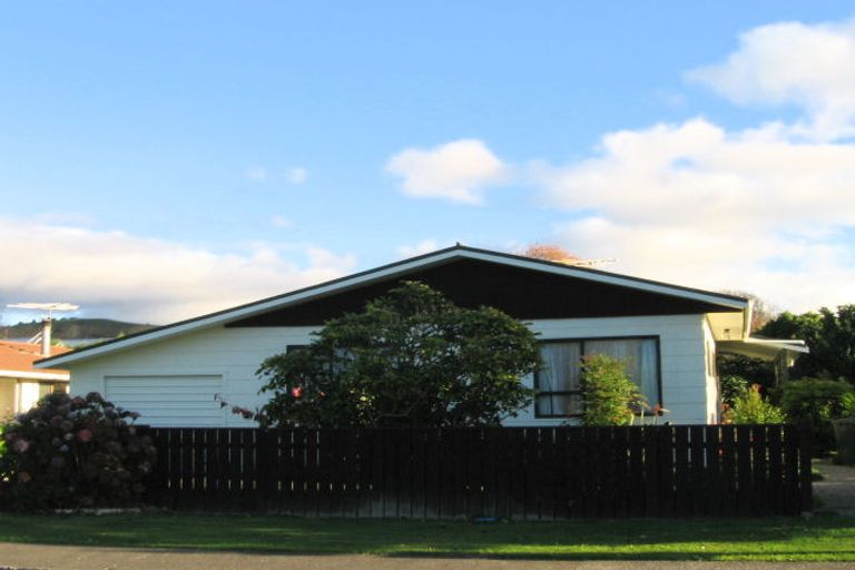 Photo of property in 12 Fleetwood Grove, Waikanae, 5036