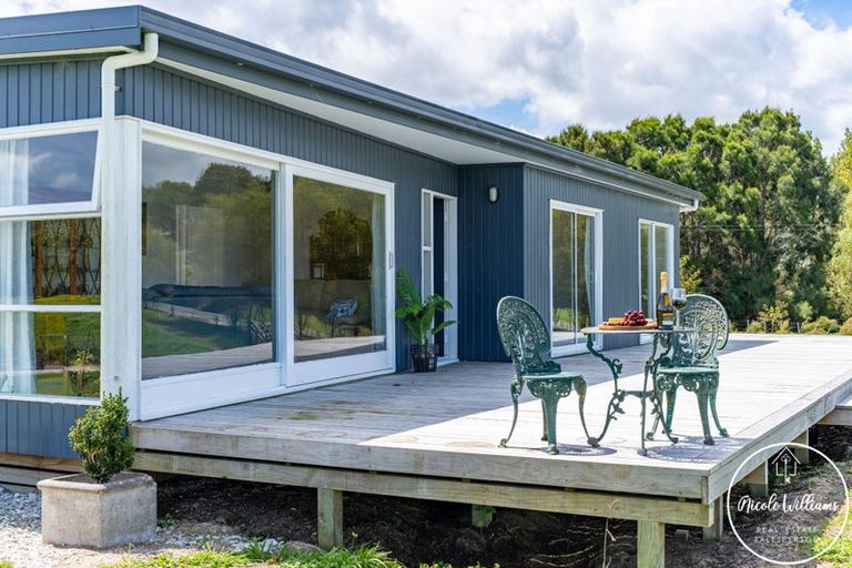 Photo of property in 275 Metcalfe Road, Matakohe, 0593