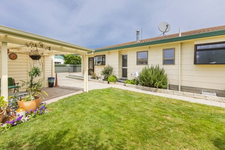 Photo of property in 9 Deakin Place, Clive, 4102