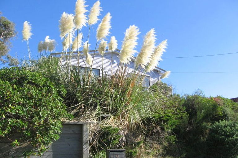 Photo of property in 6 Raroa Terrace, Tawa, Wellington, 5028