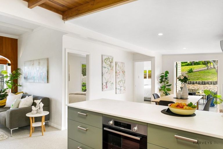 Photo of property in 16 Harrybrook Road, Green Bay, Auckland, 0604