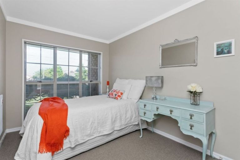 Photo of property in 39 Crofton Road, Harewood, Christchurch, 8051