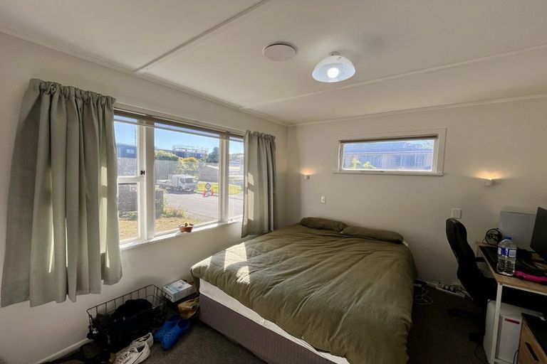 Photo of property in 28 Batchelor Street, Newlands, Wellington, 6037
