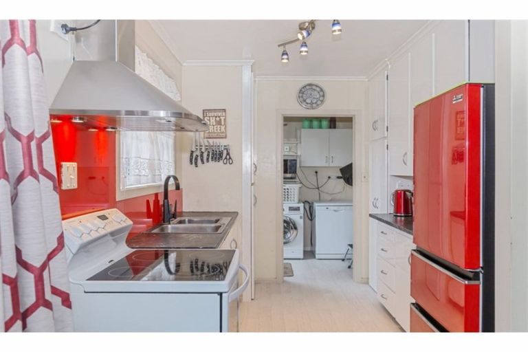 Photo of property in 1/23 Merton Avenue, Glenfield, Auckland, 0627