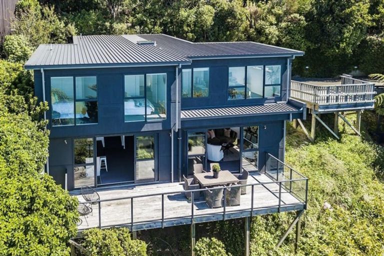 Photo of property in 67 Pretoria Road, Karaka Bays, Wellington, 6022