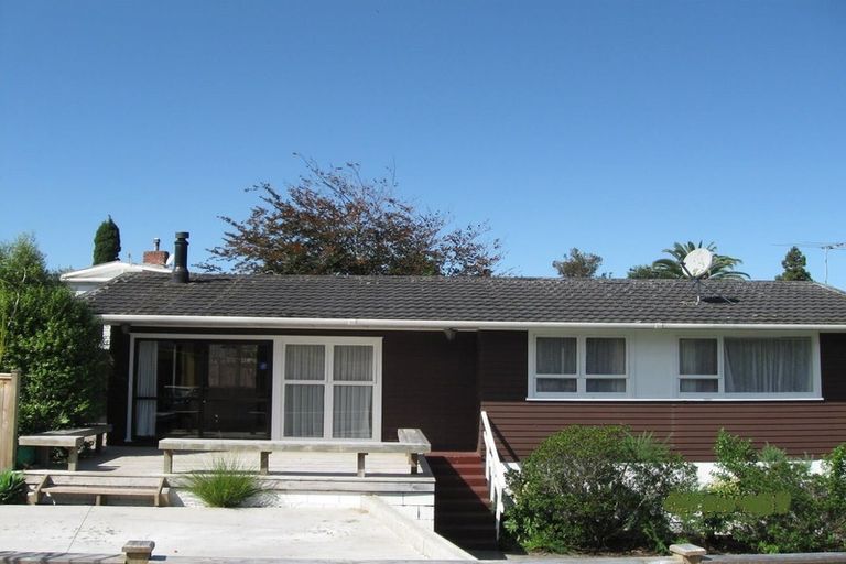 Photo of property in 21 Lantana Road, Green Bay, Auckland, 0604